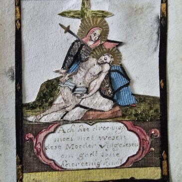 Un intaglio-collage su pergamena del XVIII secolo raffigurante la Pietà